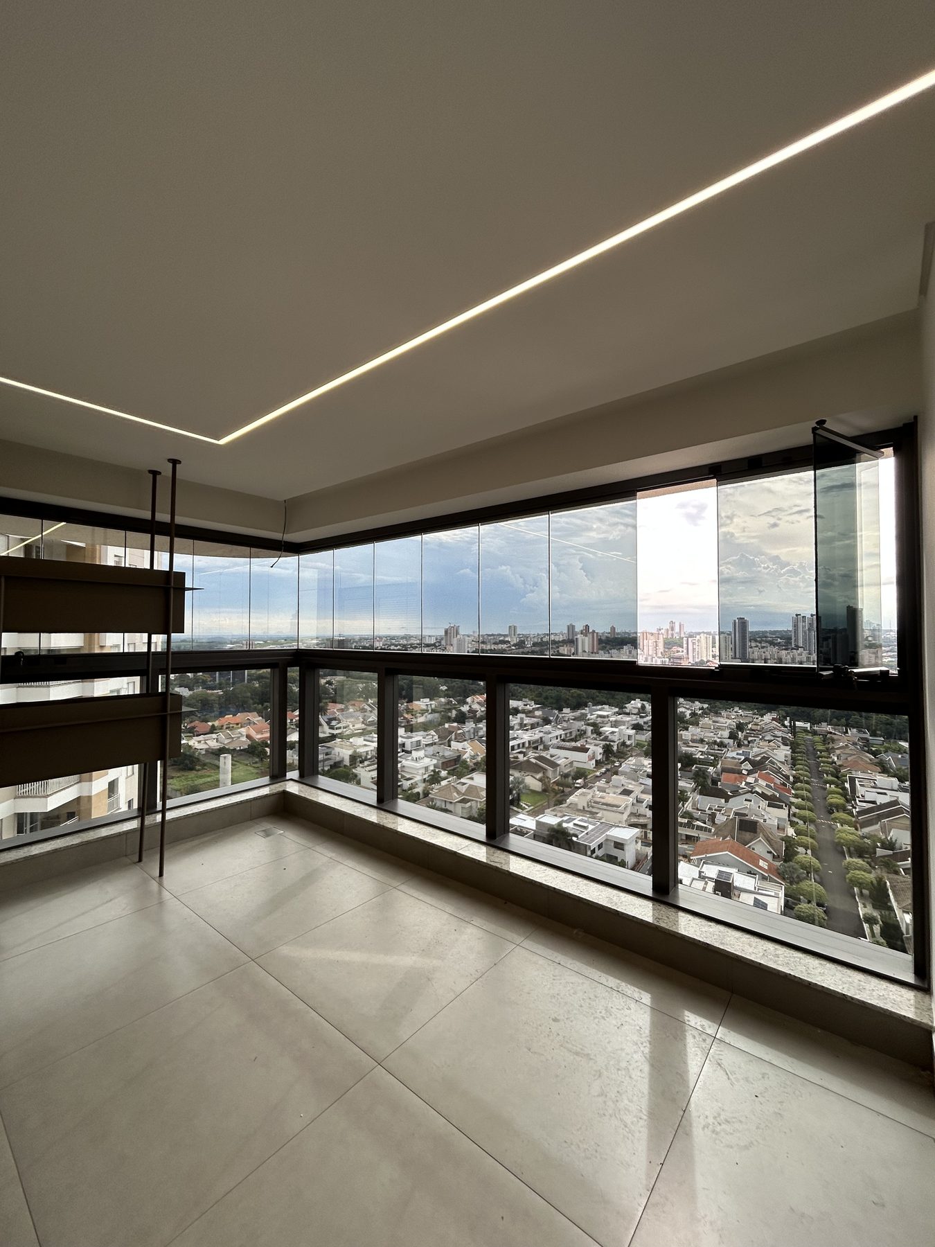 Varanda com película e vista para a cidade